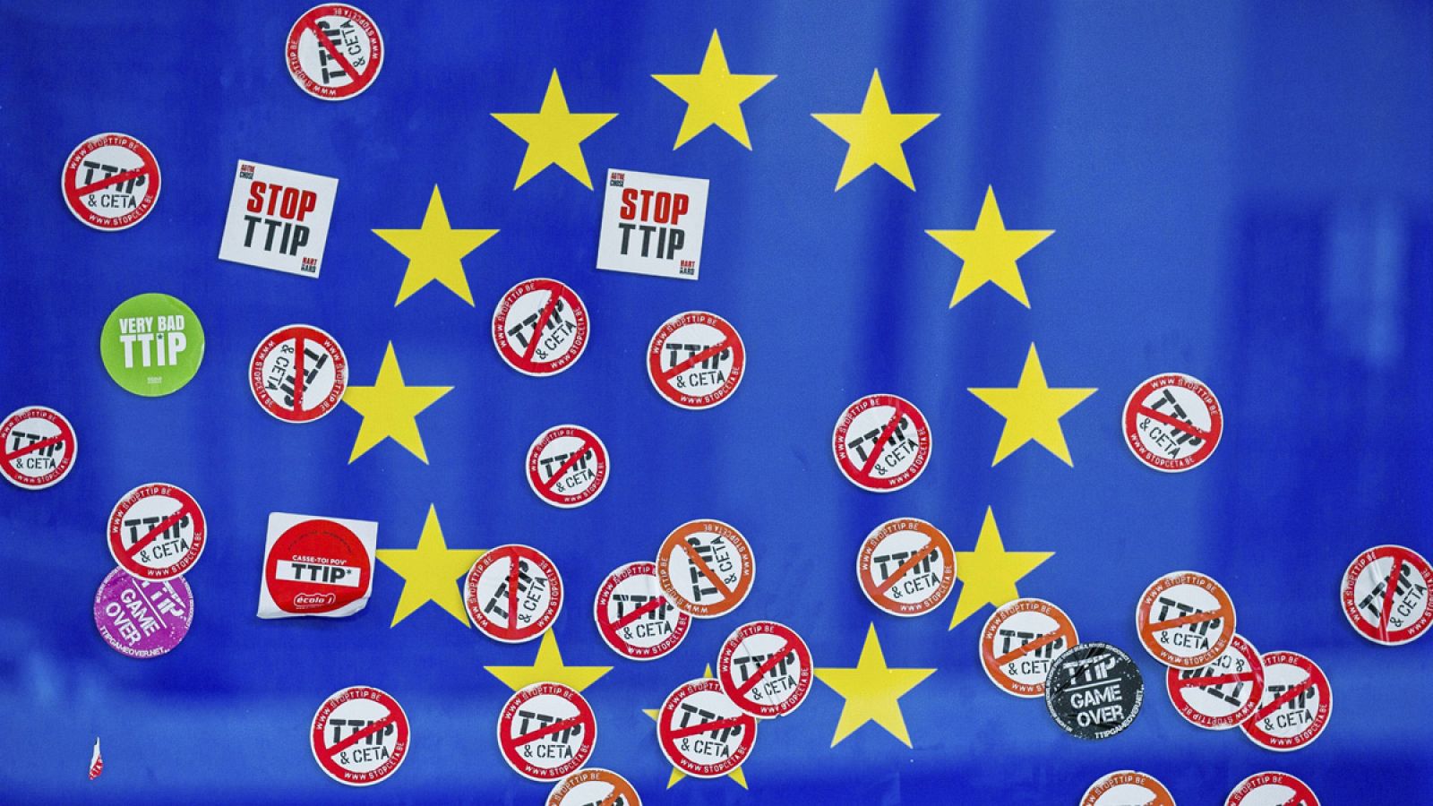 La bandera de la UE decorada con pegatinas contra el TTIP, en la sede de la Comisión Europea en Bruselas, Bélgica