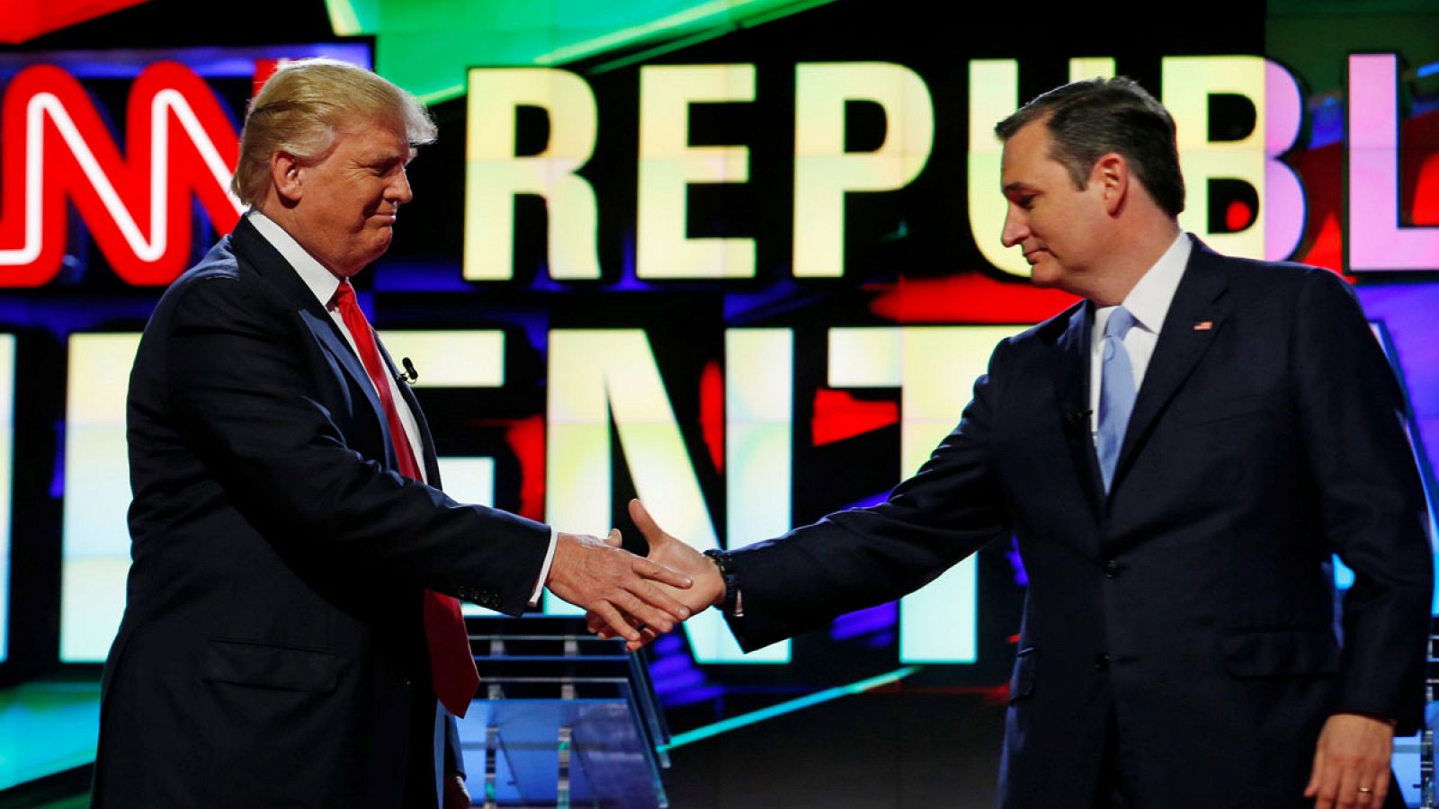 Donald Trump y Ted Cruz al comienzo del debate de los candidatos republicanos patrocinado por la CNN el pasado mes de marzo.