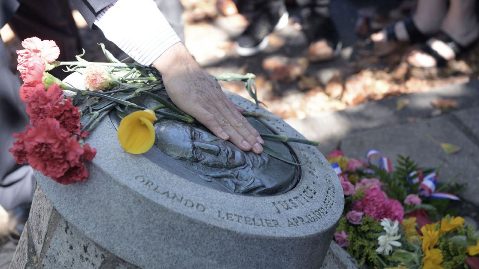 Un asistente deposita flores durante la ceremonia de conmemoración del 40 aniversario del atentado que acabó con la vida del diplomático y senador chileno Orlando Letelier en Washington, DC (EE.UU.).