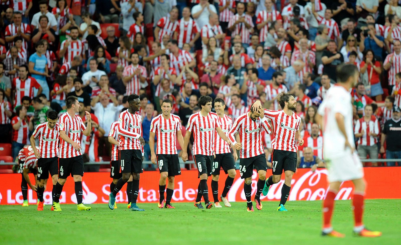 Los jugadores del Athletic felicitan a Balenziaga por su gol