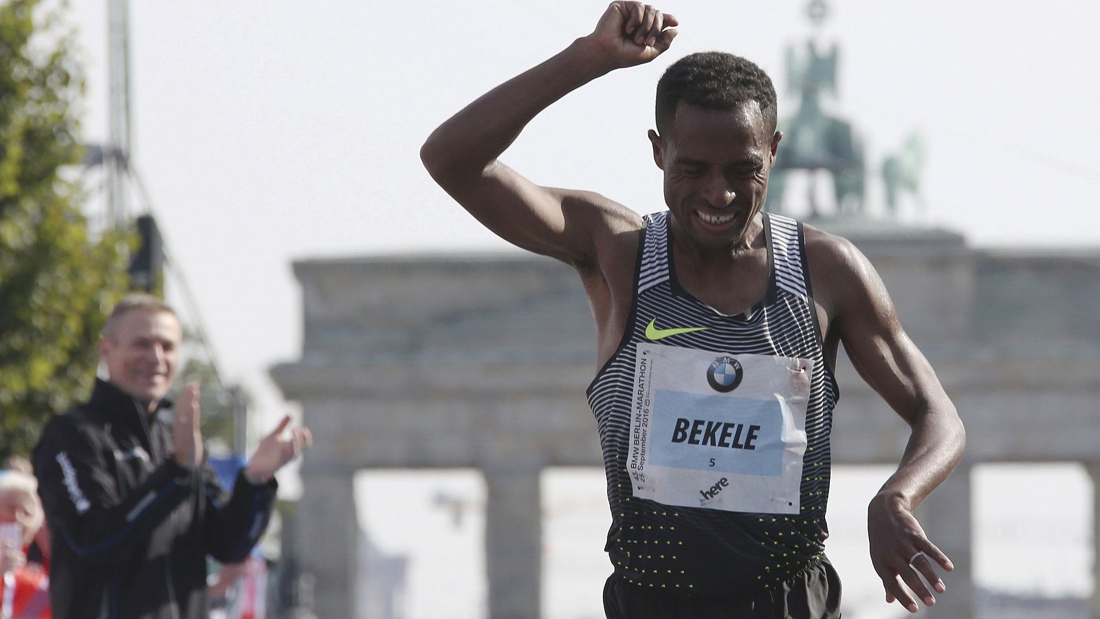 Kenenisa Bekele gana el maratón de Berlín