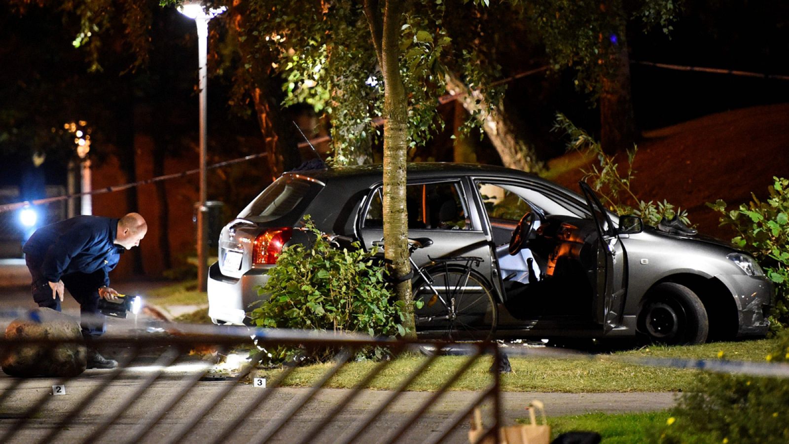 La policía examina el coche que habría recibido el ataque de un motorista en Malmö, en Suecia.