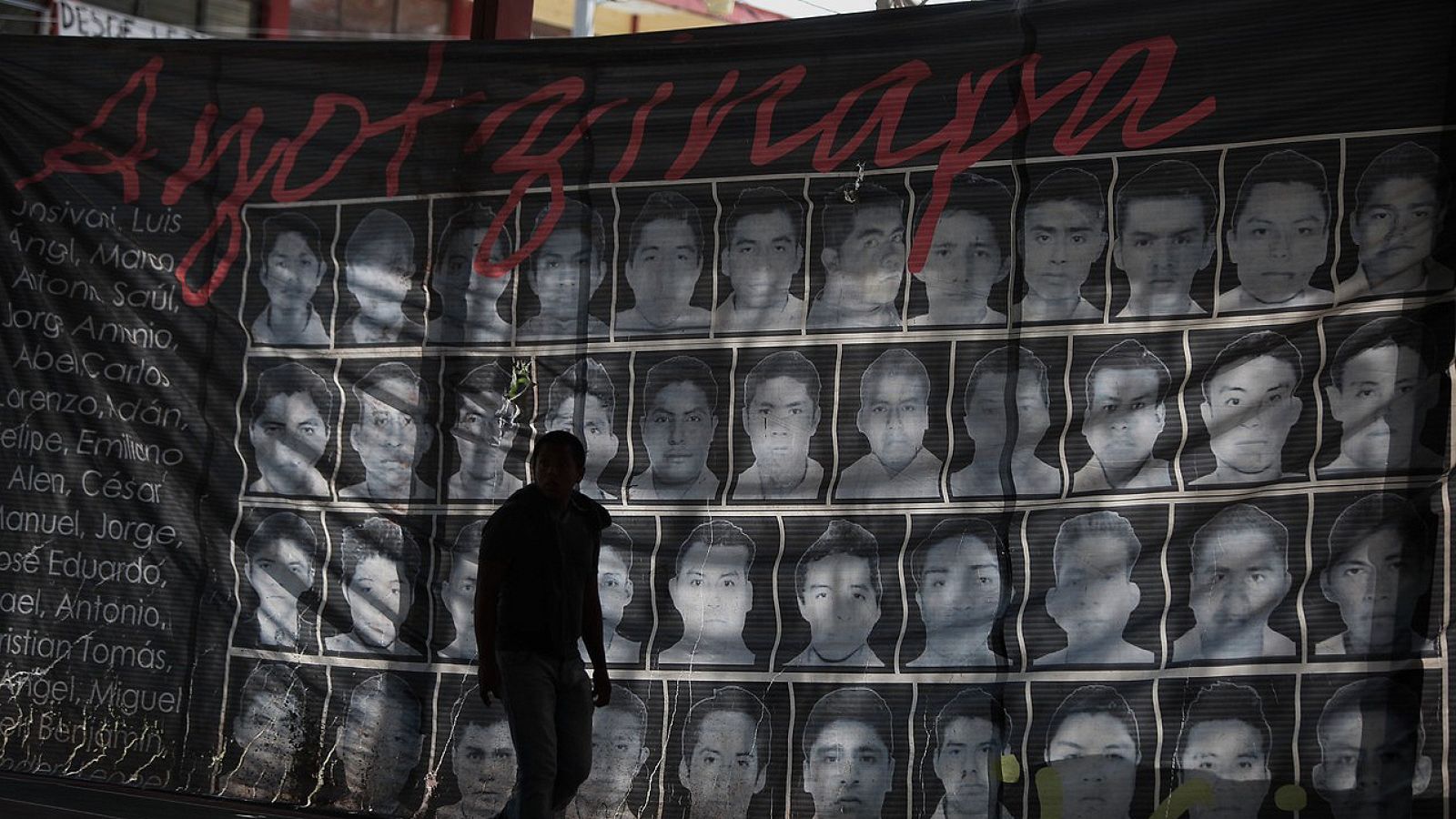 Fotografía de un mural con la imagen de los estudiantes desaparecidos en la Normal "Raúl Isidro Burgos" de Ayotzinapa en el municipio de Tixtla, estado de Guerrero (México). EFE/Sáshenka Gutiérrez