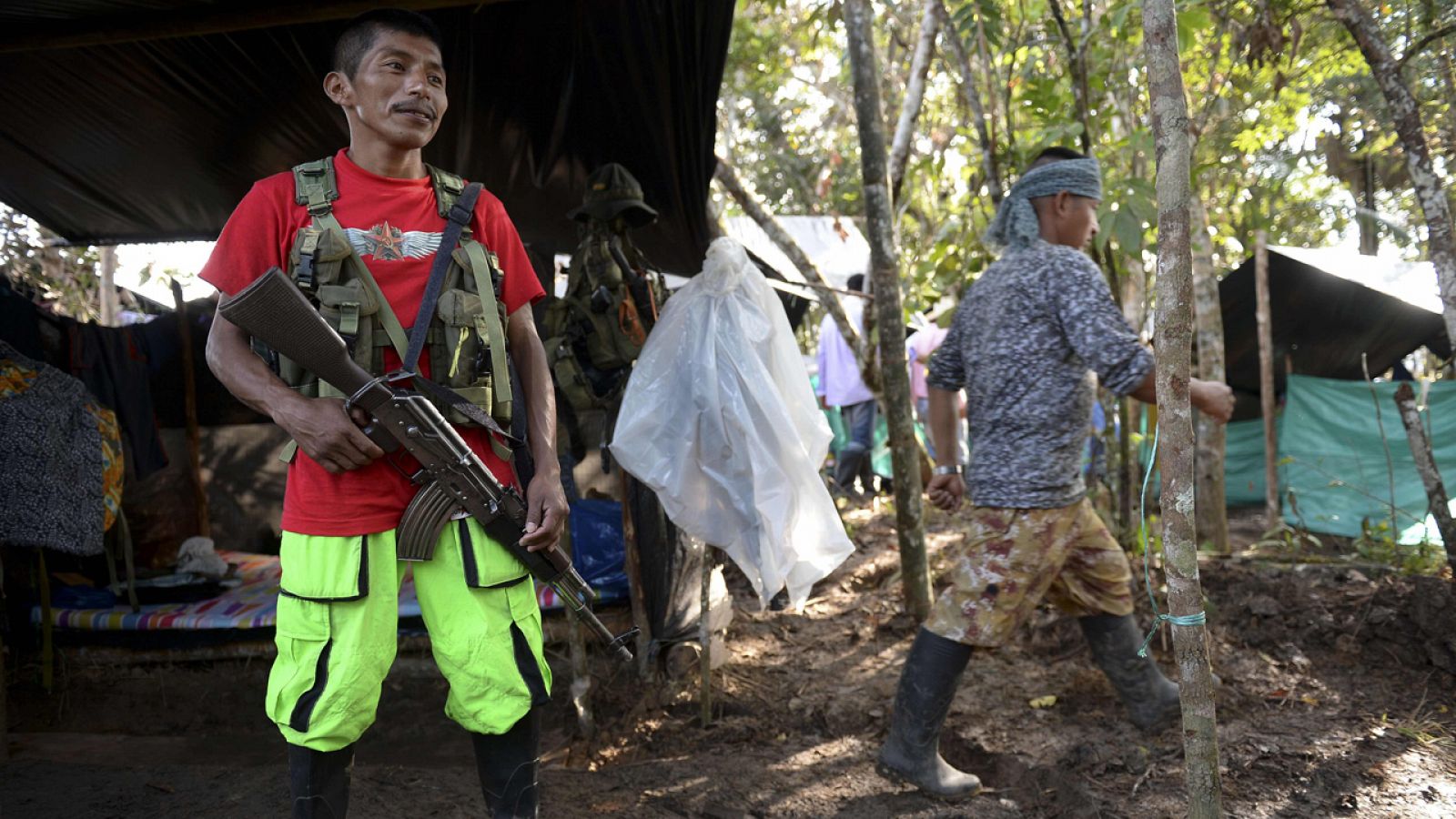 Un miembro de las FARC fotografiado en el campo de El Diamante, en Colombia