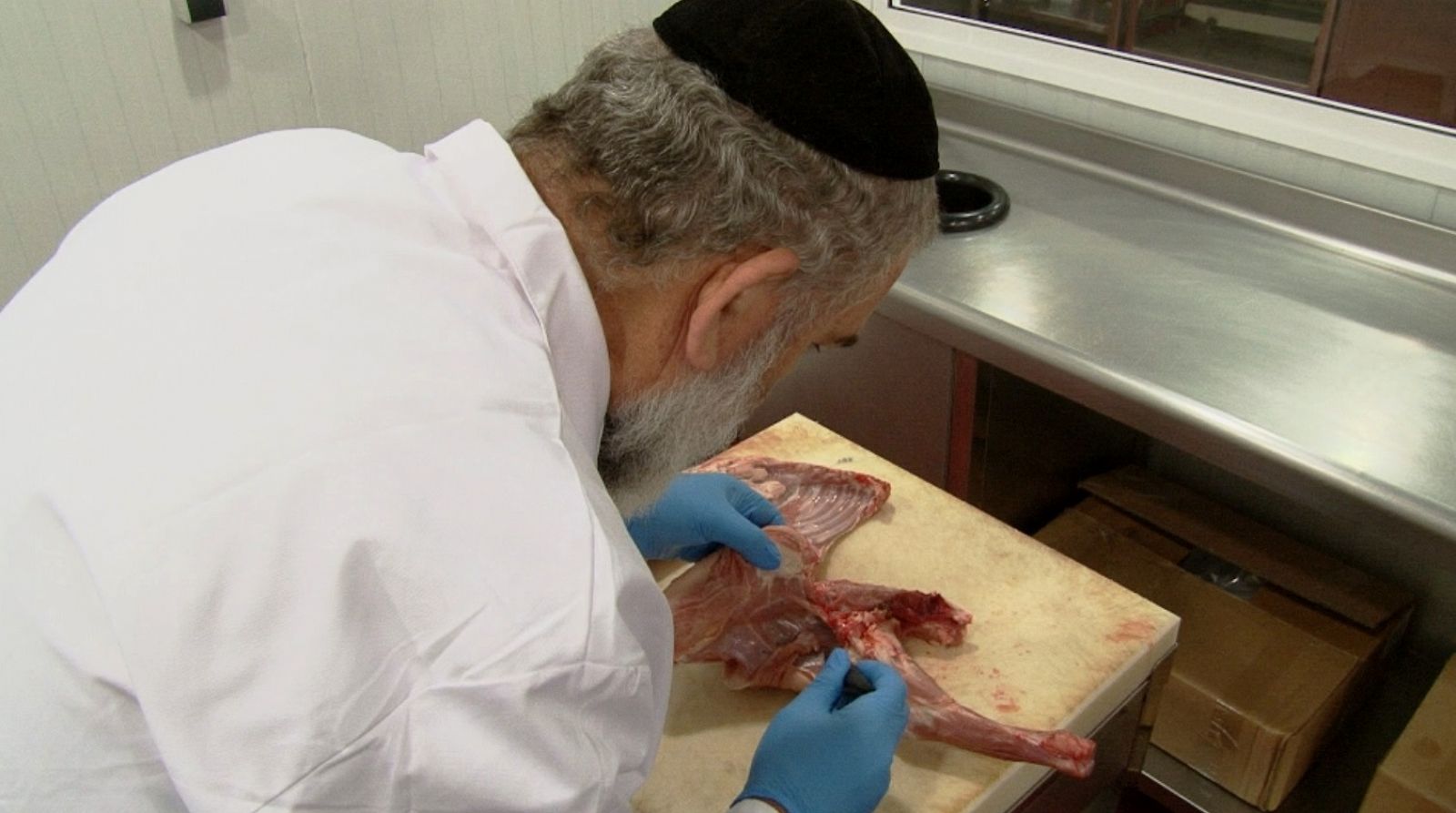 Los chivos se cocinan de una forma especial para tener el certificado Kosher