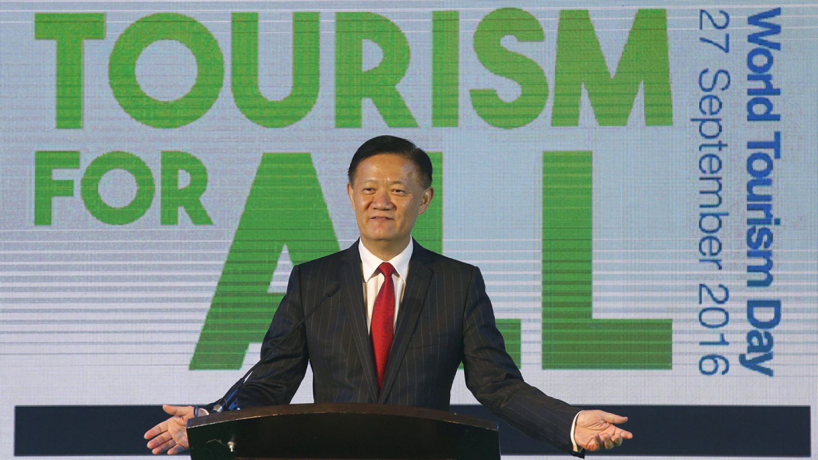 El director para Asia y Pacífico de la OMT, Xu Jing, ofrece un discurso durante un evento organizado con motivo del Día Mundial del Turismo en Bangkok, Tailandia