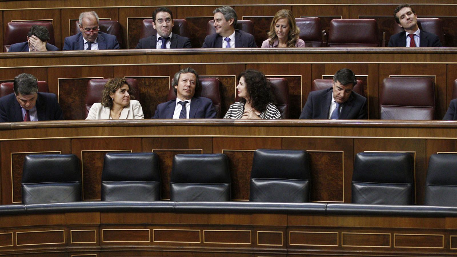 Varios escaños vacíos durante el pleno del Congreso al que no ha acudido el ministro de Economía en funciones para dar explicaciones por el caso Soria