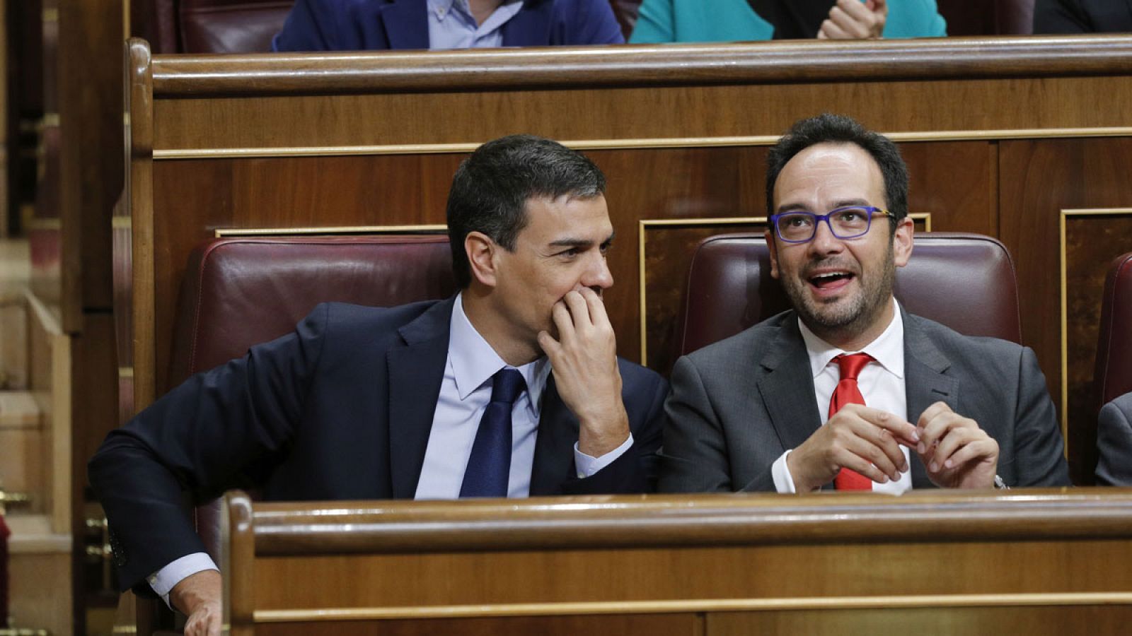 Los socialistas Pedro Sánchez y Antonio Hernando durante la constitución del Congreso