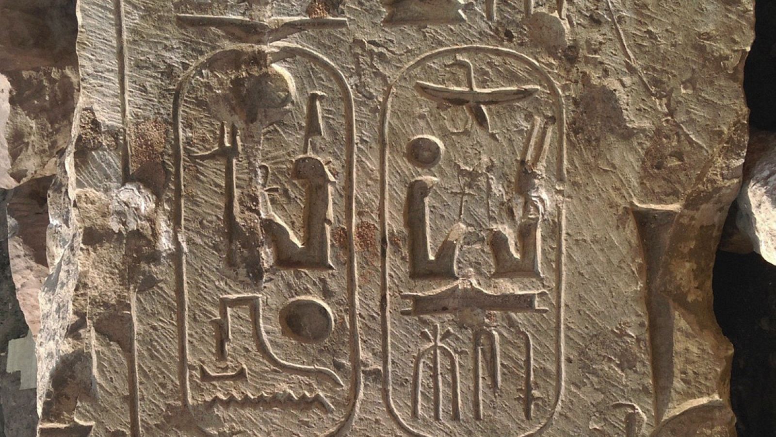 Uno de los fragmentos que arqueólogos egipcios y alemanes han descubierto en un barrio de El Cairo