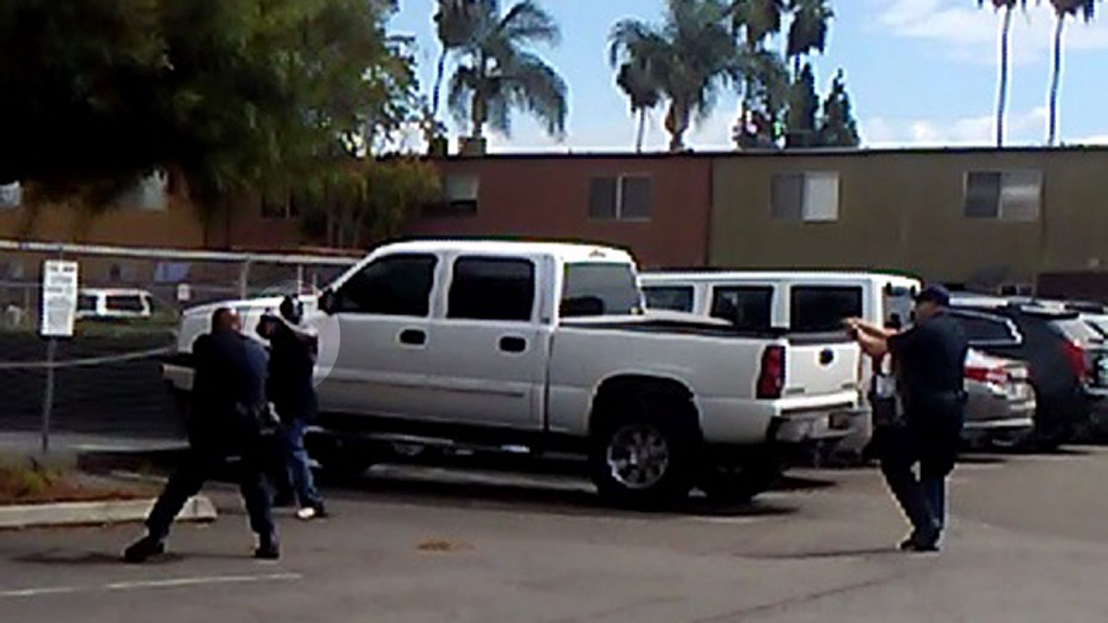 Un afroamericano, en el círculo, apunta a los agentes con las manos, en El Cajon, California