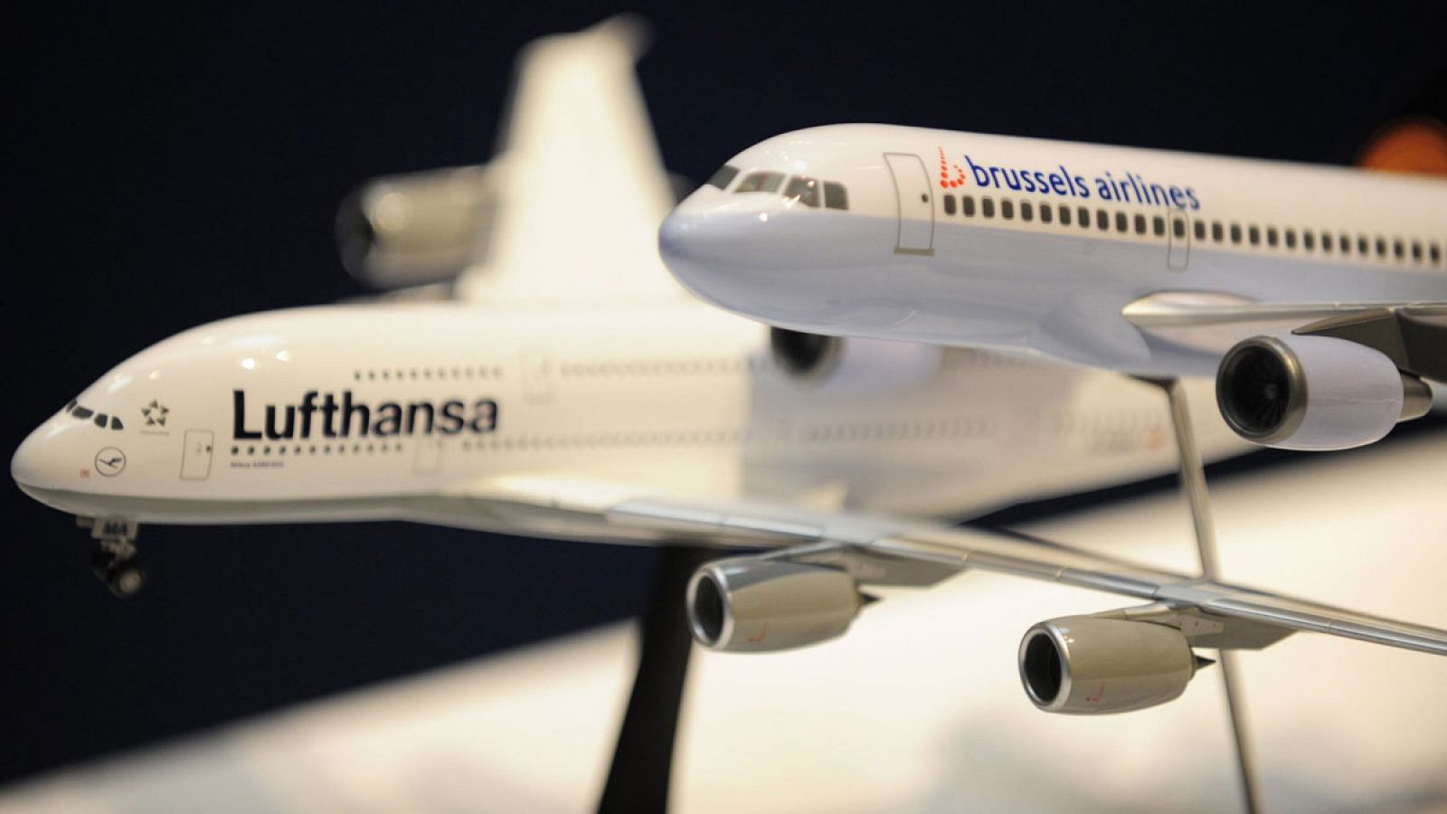 Maqueta de dos aviones de Lufthansa y Brussels Airlines