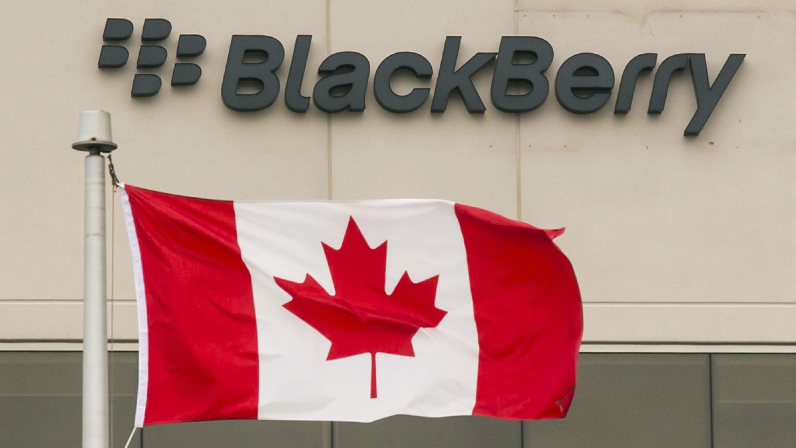 El logo de BlackBerry en las oficinas de la compañía en Waterloo, Canadá