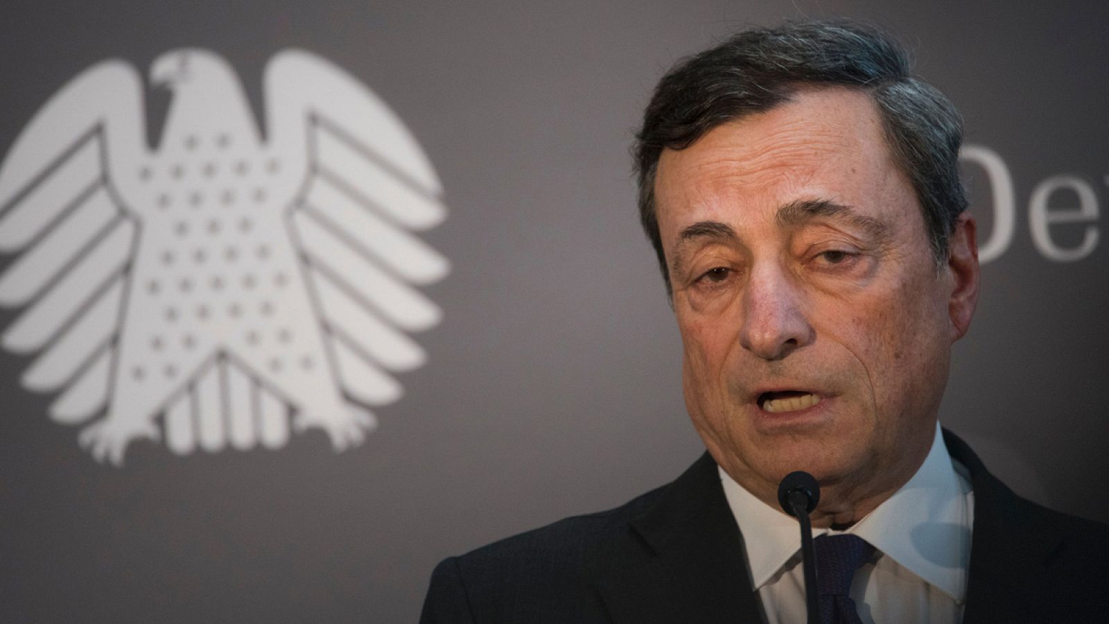 El presidente del BCE, Mario Draghi, atiende a los medios de comunicación en Berlín