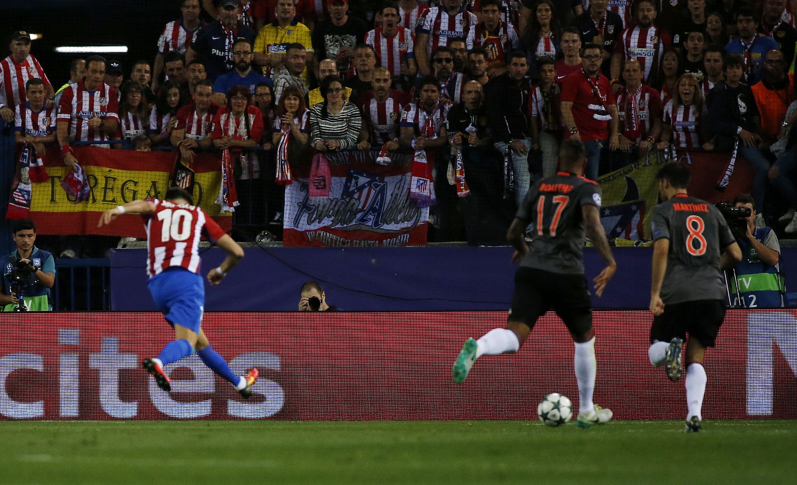 Carrasco chuta para marcar el 1-0