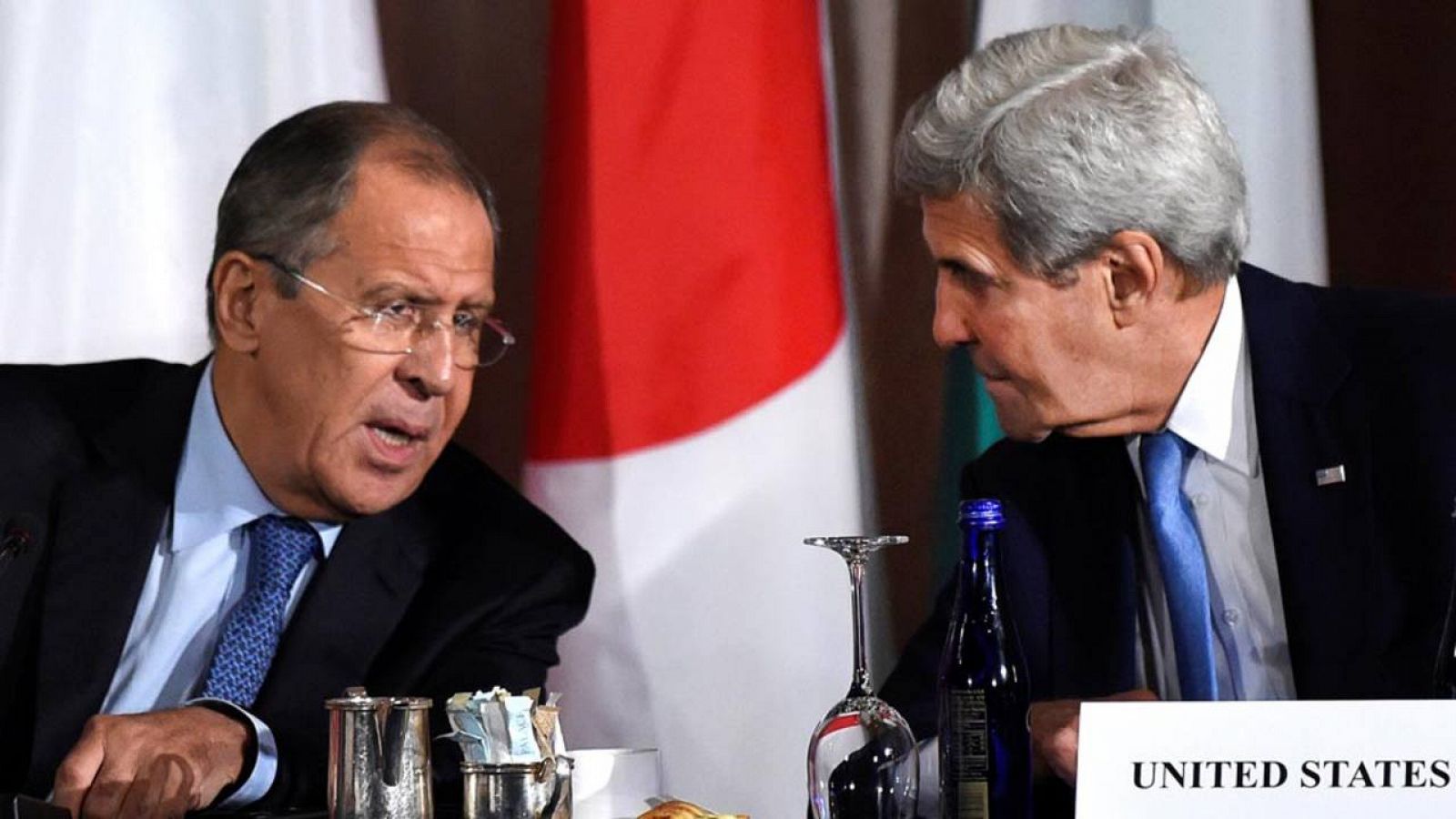 Serguéi Lavrov y John Kerry hablan durante la última Conferencia de apoyo a Siria