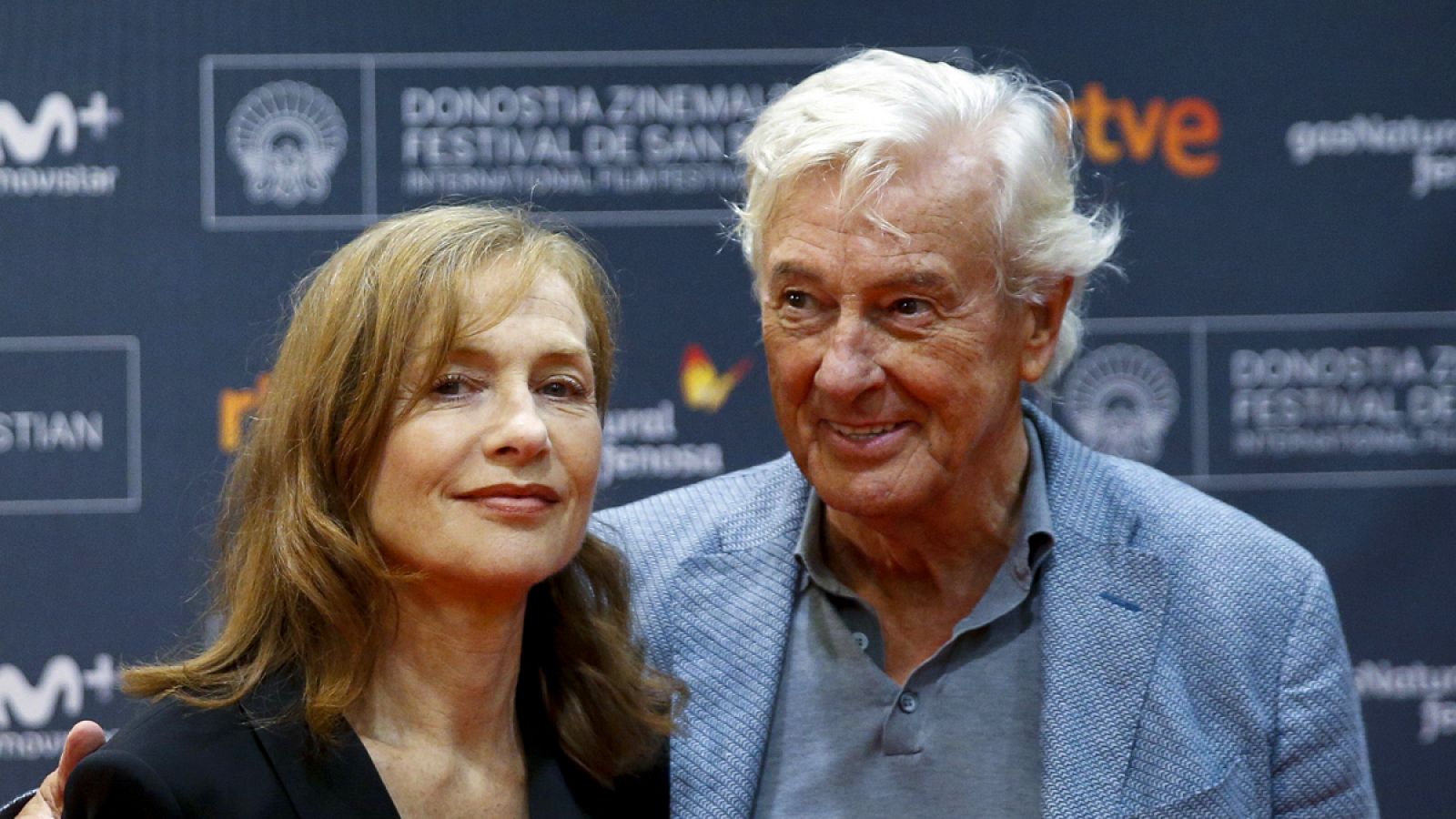Isabelle Huppert y Paul Verhoeven, durante la presentació de 'Elle' en el Festival de San Sebastián.