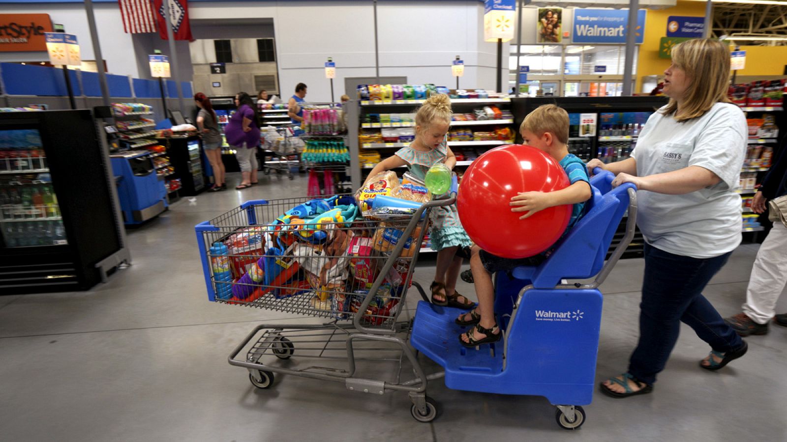 Una familia haciendo la compra en el Walmart Supercenter de Springdale, Arkansas