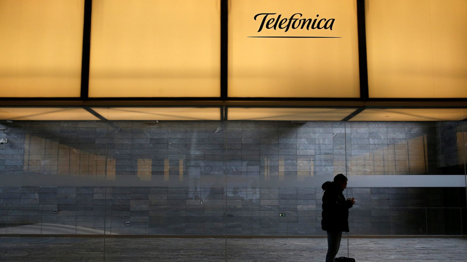 El logo de Telefónica en la sede de la compañía en Madrid
