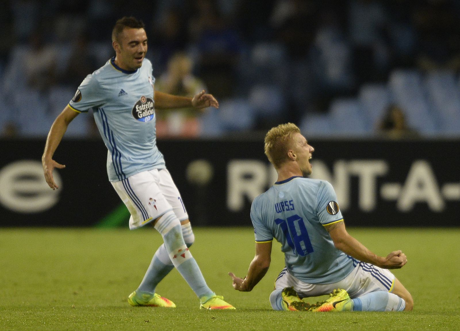 Daniel Wass celebra su gol anotado ante el Panathinaikos.