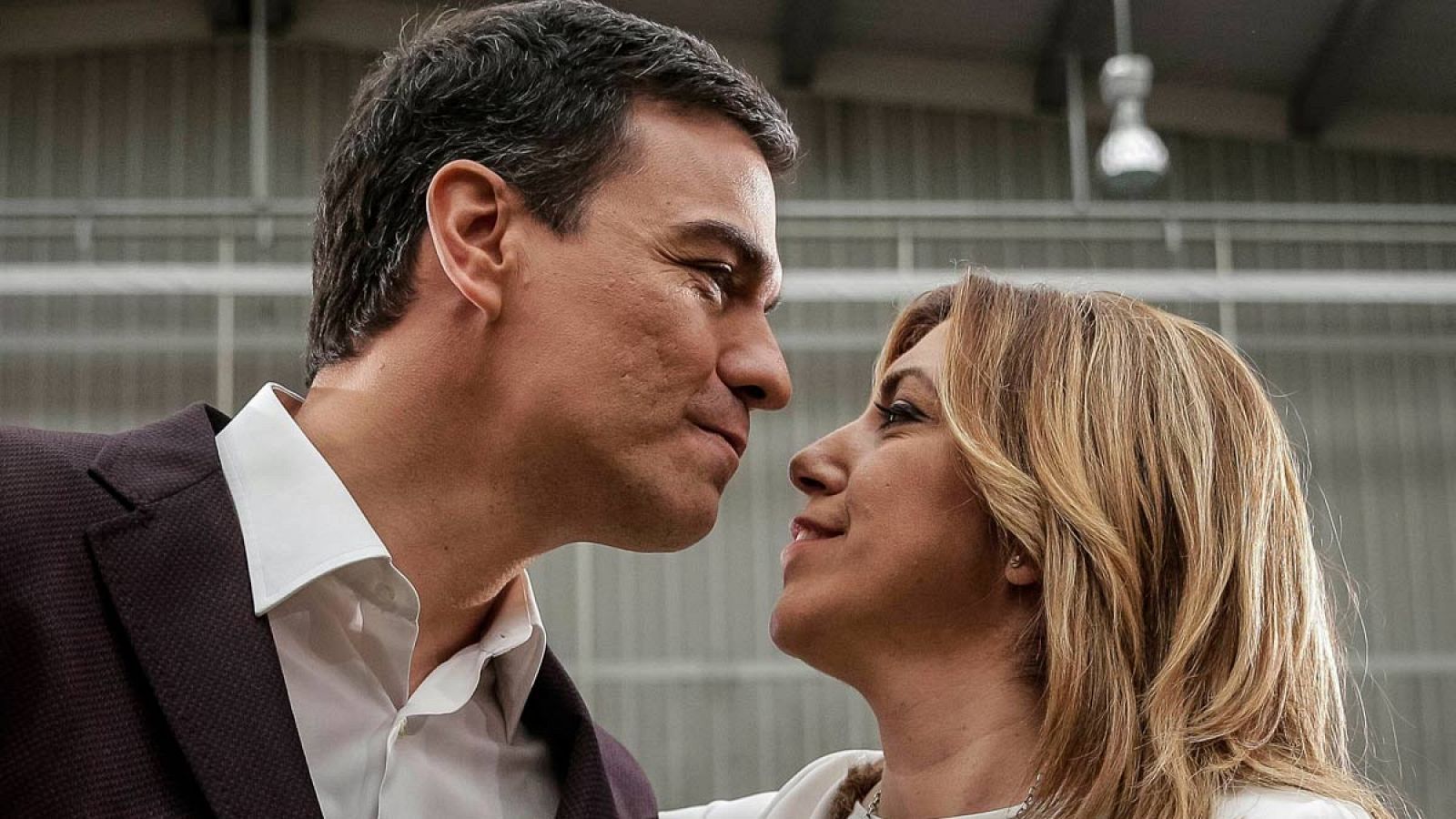 Pedro Sánchez y Susana Díaz se saludan en un acto del PSOE.