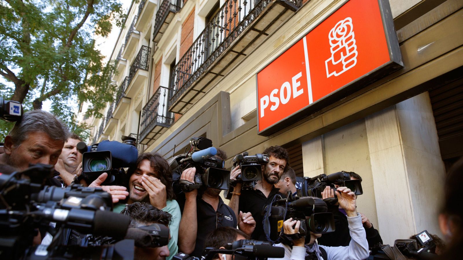 Numerosos medios de comunicación, a la entrada de la sede del PSOE en la calle Ferraz, en Madrid.