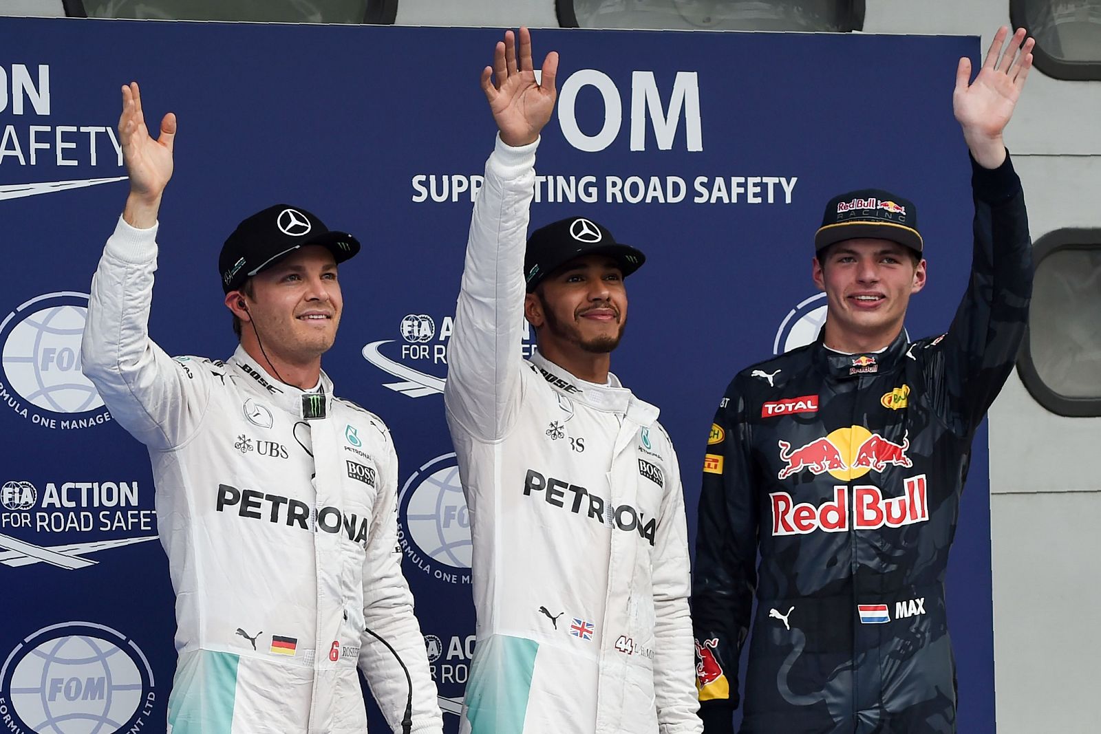 Imagen de Lewis Hamilton escoltado por Max Verstappen y Nico Rosberg al término de los entrenamientos.