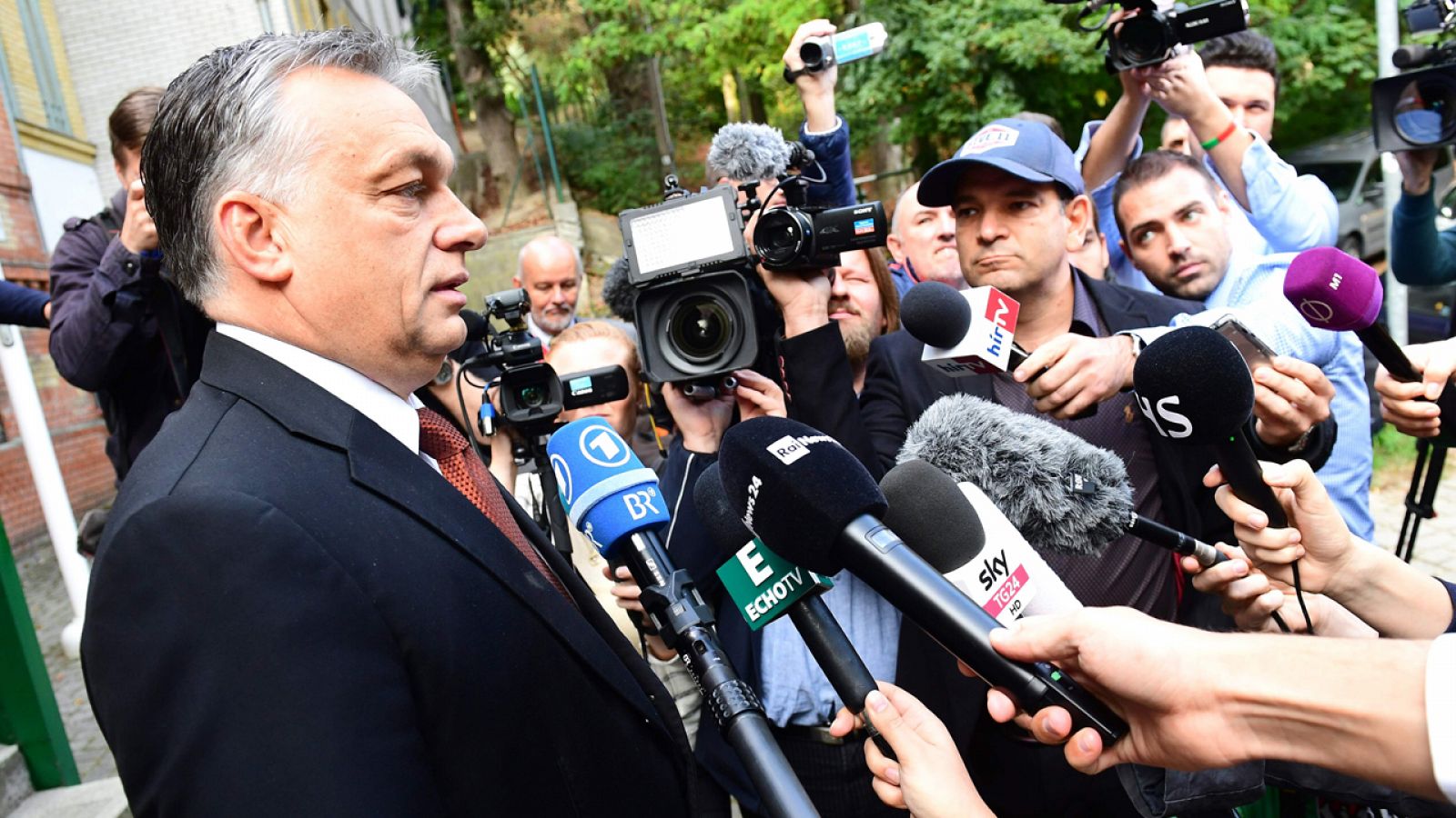 El primer ministro húngaro, Viktor Orbán, habla con periodistas tras el referéndum del domingo