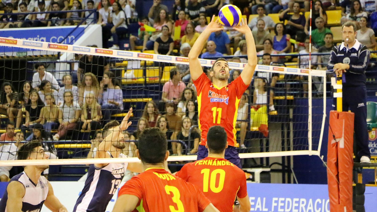 De Amo en una jugada del España-Grecia del preeuropeo de voleibol masculino