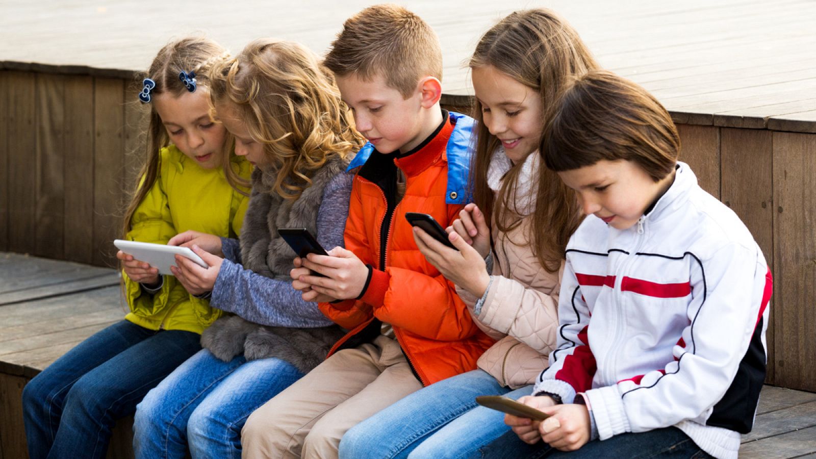 Entre los menores, el dispositivo más utilizado para conectarse a internet es el teléfono móvil.