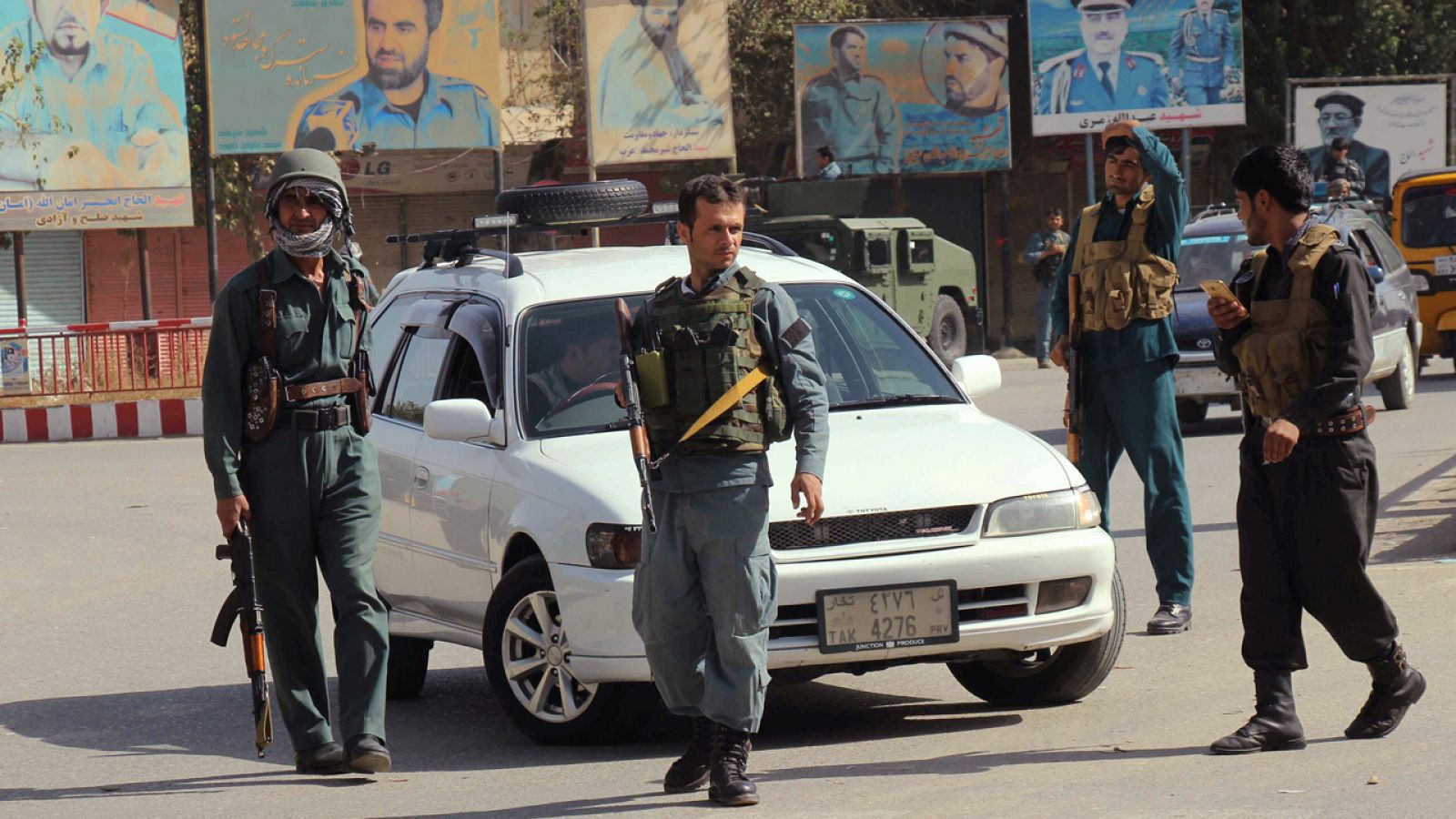 Policías afganos patrullan el centro de la ciudad afgana de Kunduf