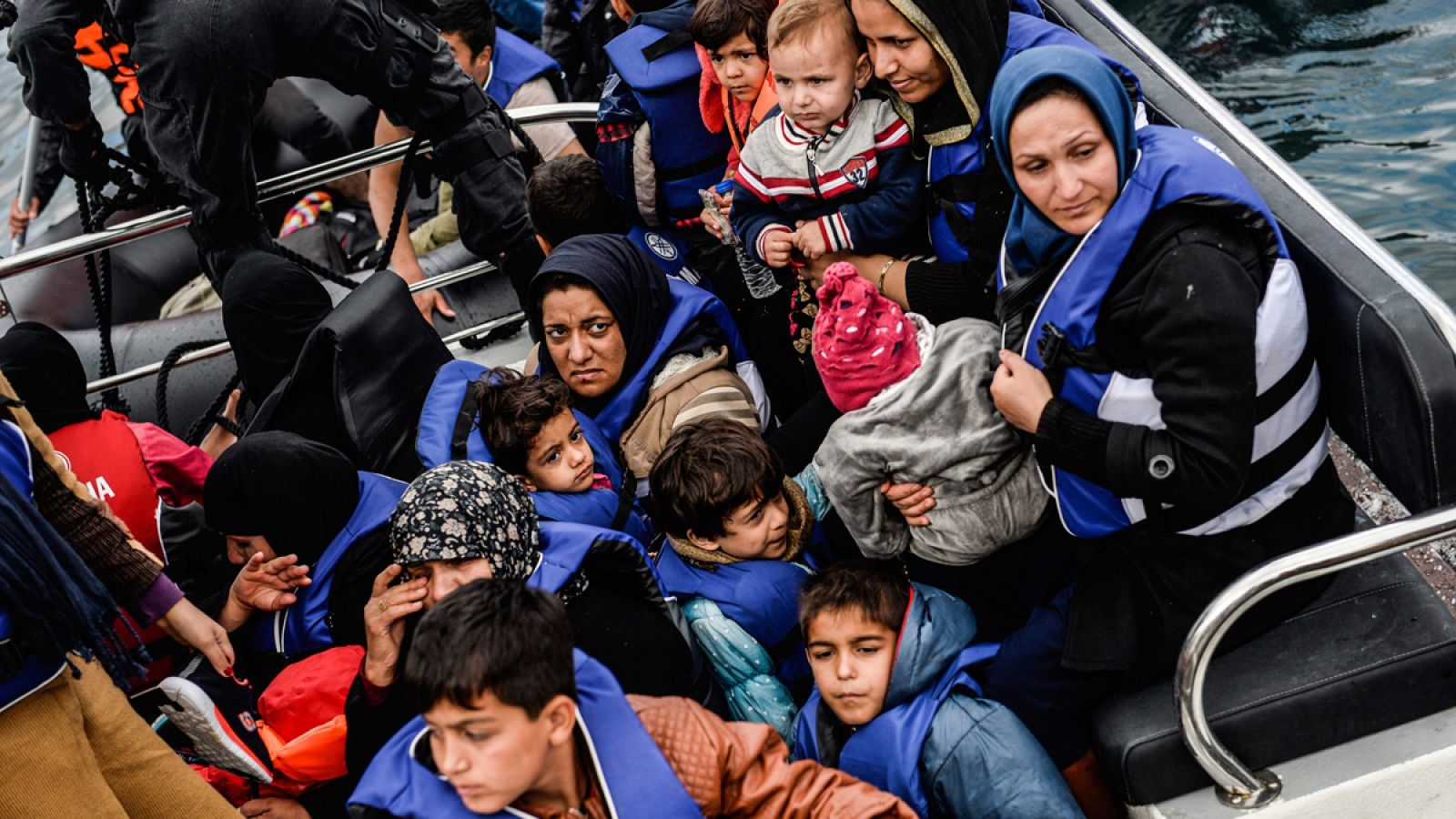 Refugiados en un barco de la Guardia Costera portuguesa tras su rescate, en la isla de Lesbos, Grecia, en octubre de 2015.