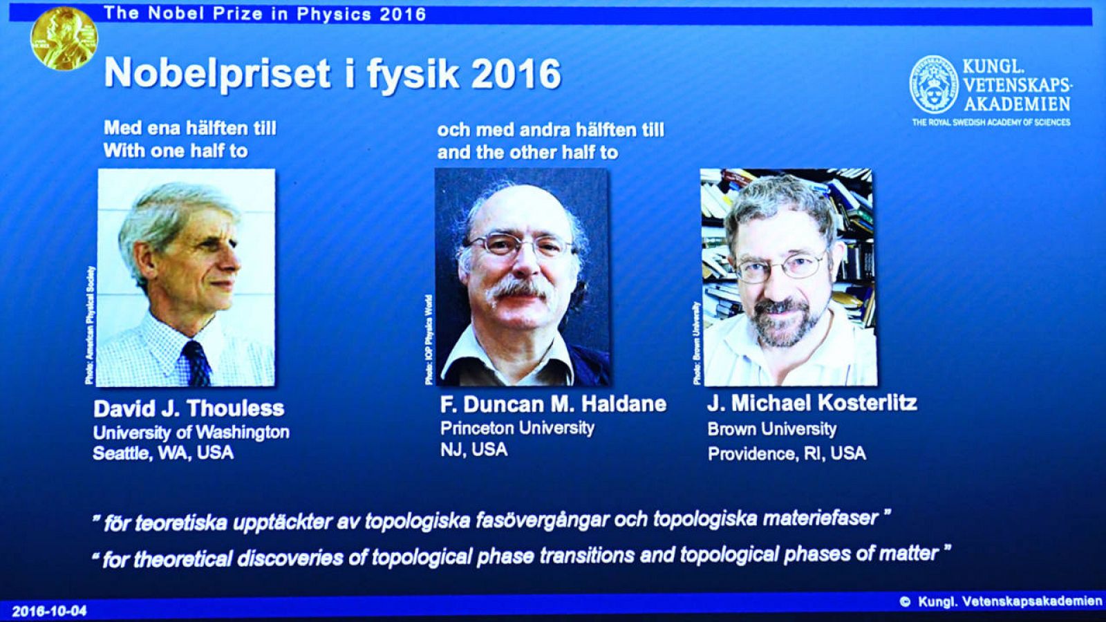 Los científicos británicos David Thouless, Duncan Haldane y Michael Kosterlitz.