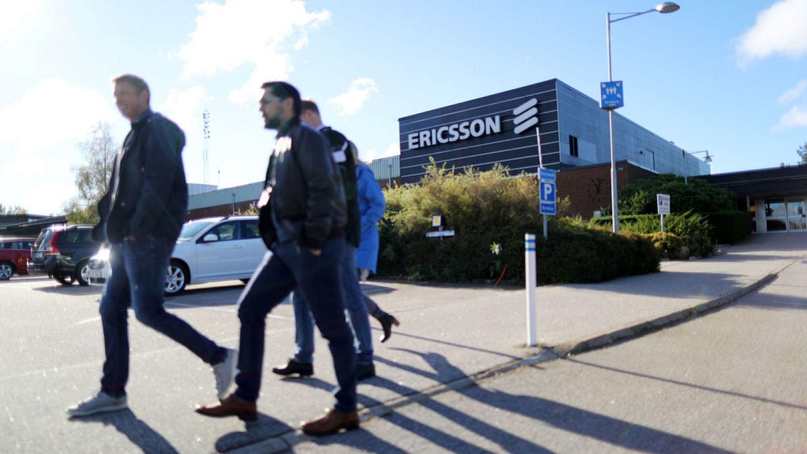 Unos trabajadores dejan la fábrica de Ericsson en Boras