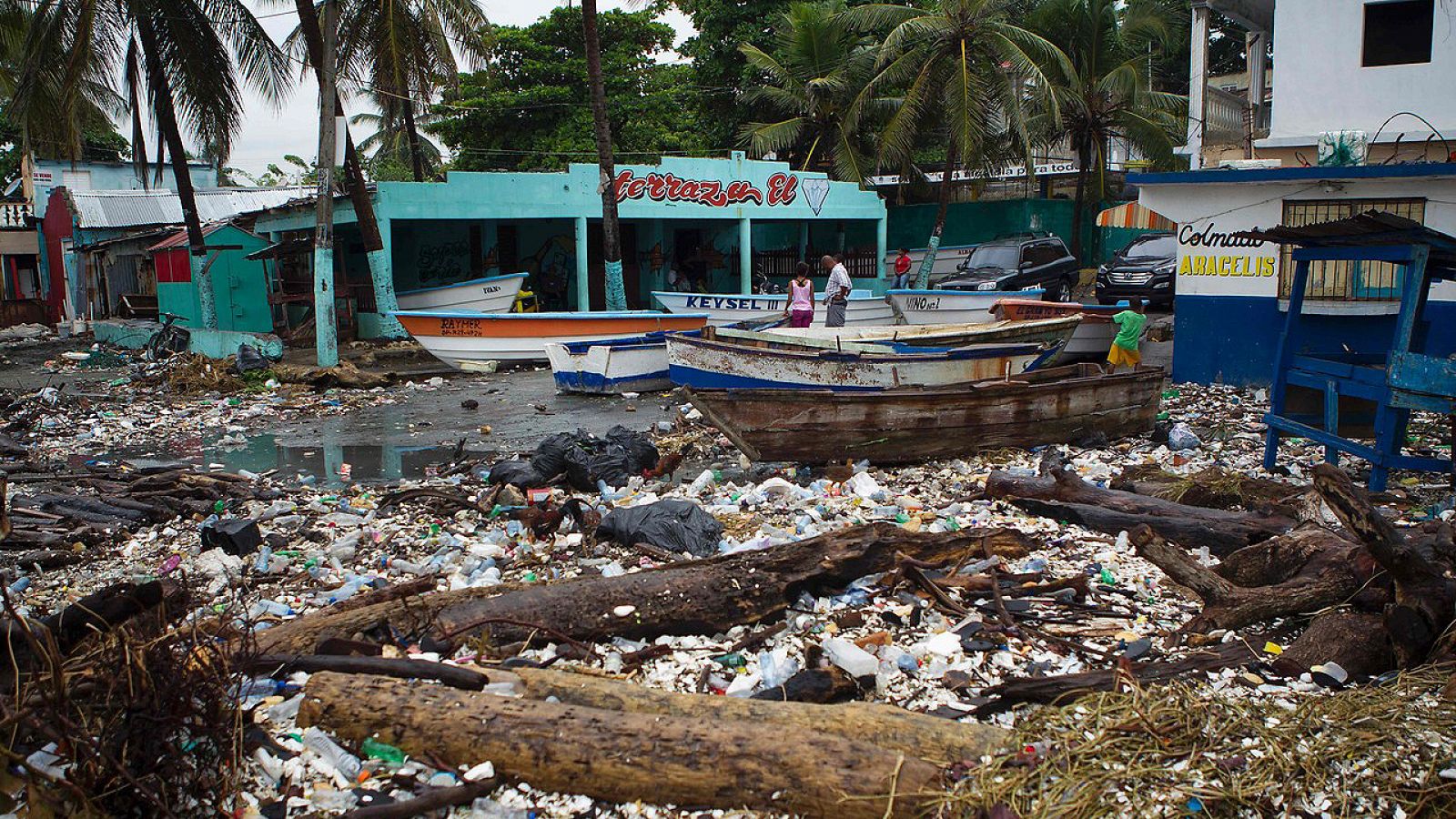 Vista parcial de la costa de Santo Domingo cerca de la localidad de Puerto Haina, el 3 de octubre de 2016. El huracán Matthew ha causado graves destrozos
