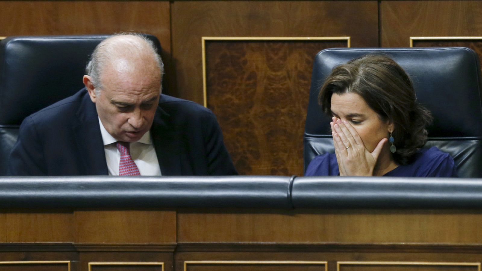 El ministro del Interior en funciones, Jorge Fernández Díaz, y la vicepresidenta del Gobierno en funciones, Soraya Sáenz de Santamaría, durante el pleno del Congreso