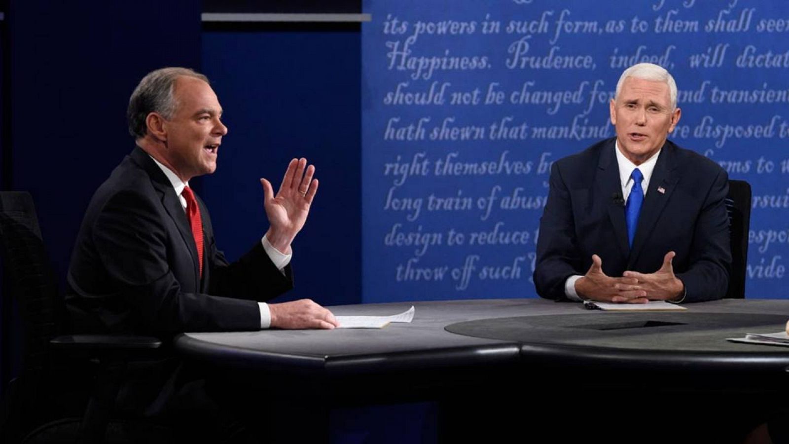 Los candidatos a vicepresidente Tim Kaine y Mike Pence, durante el debate