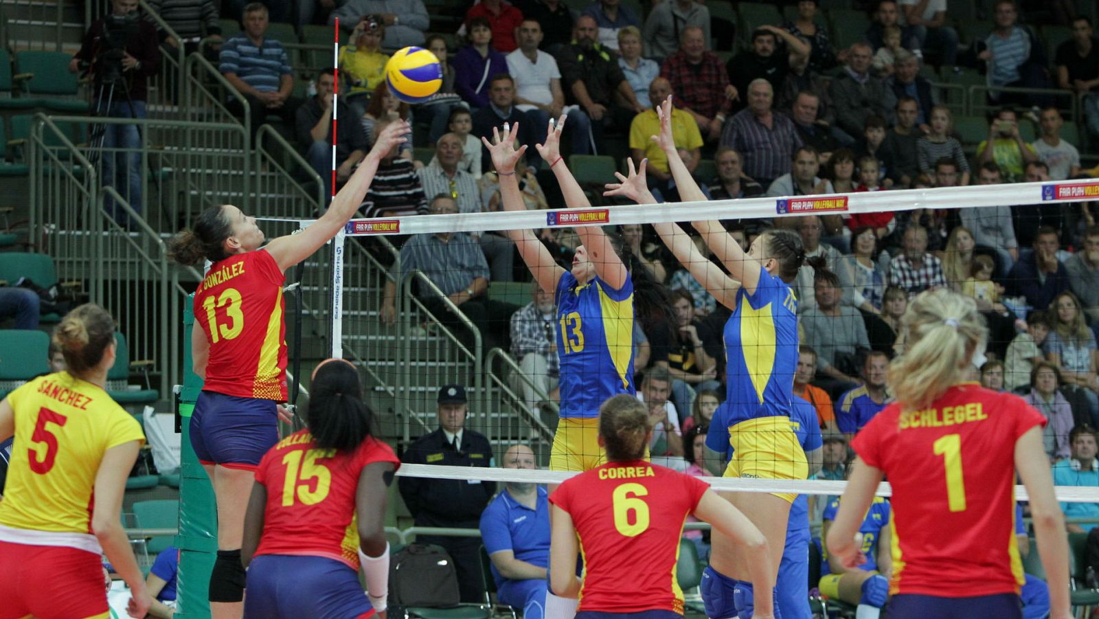 La selección española de voleibol en el partido de ida contra Ucrania del Preeuropeo