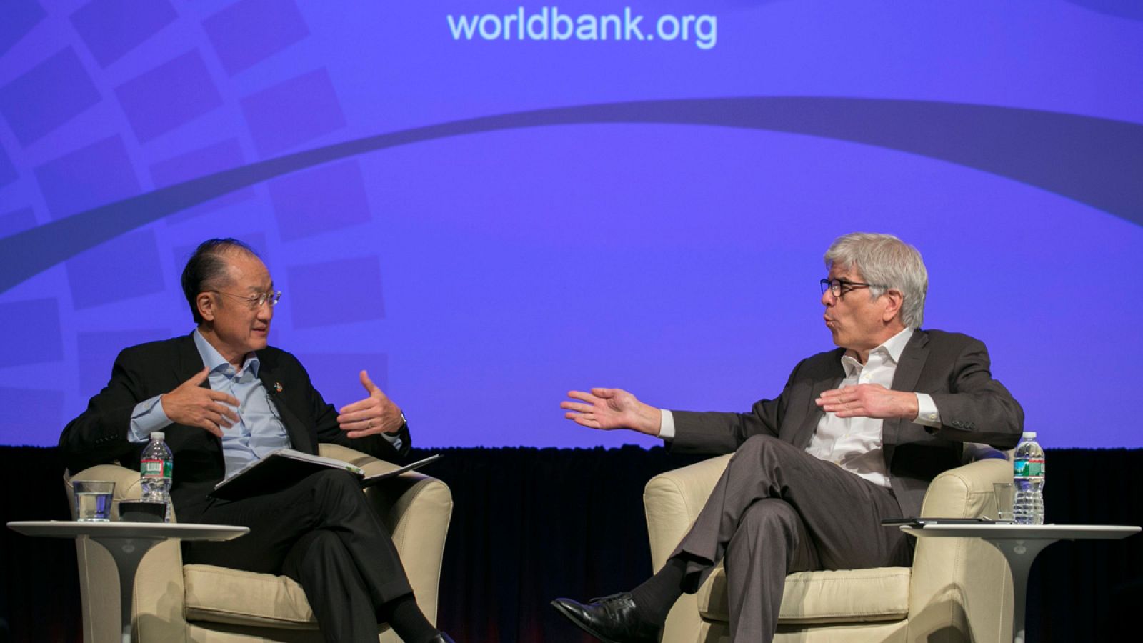 El presidente del Banco Mundial, Jim Yong Kim, y el primer economista del Banco Mundial, Paul Romer