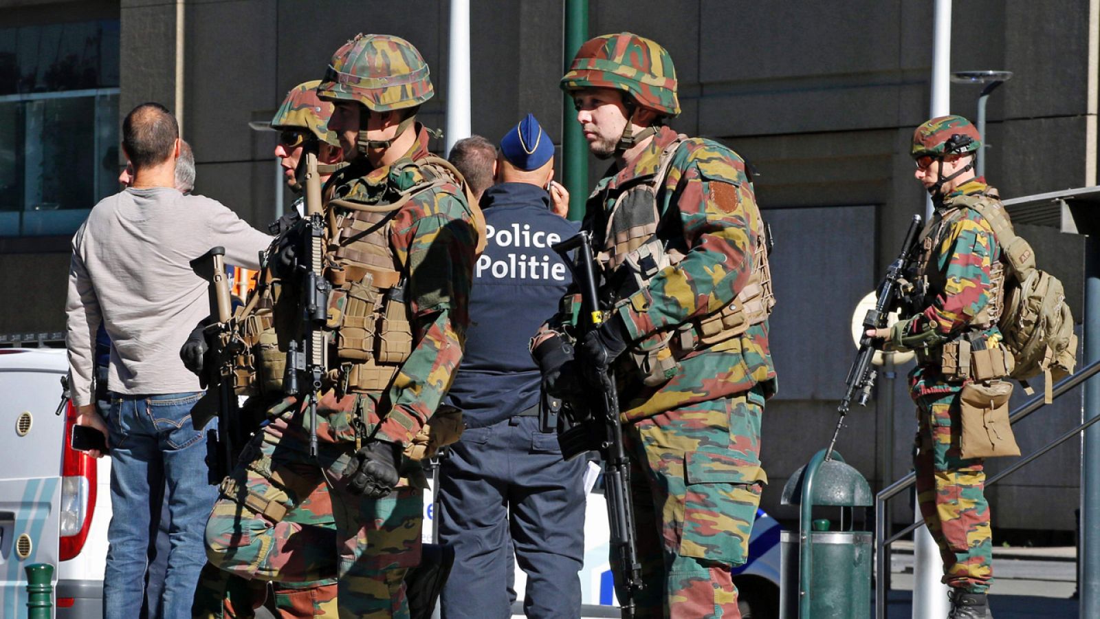 Policías belgas patrullan la Estación Norte de Bruselas
