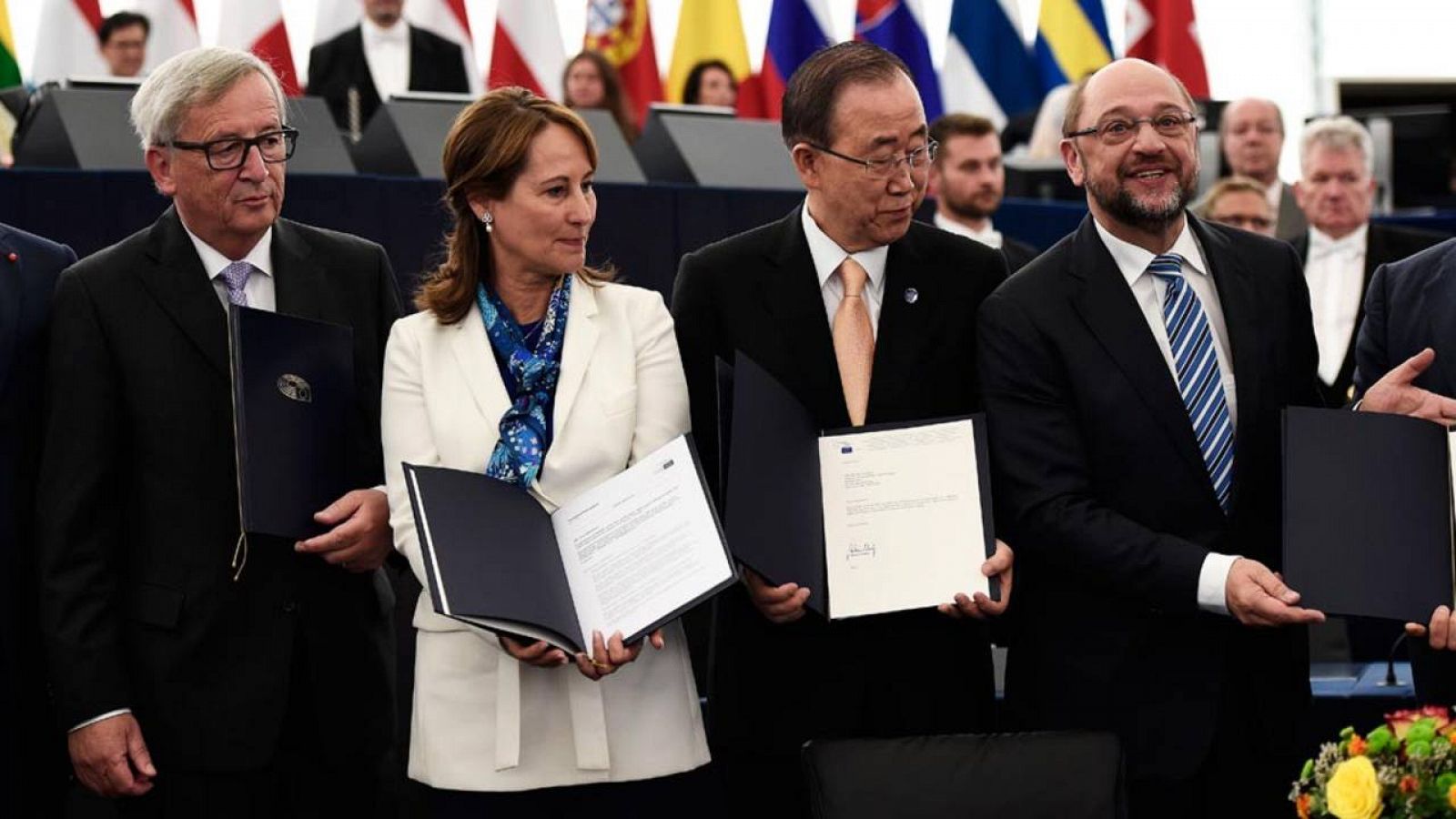 Jean-Claude Juncker, Segolene Royal, Ban Ki-moon y Martin Schulz posan tras la ratificación del acuerdo por parte de la UE.
