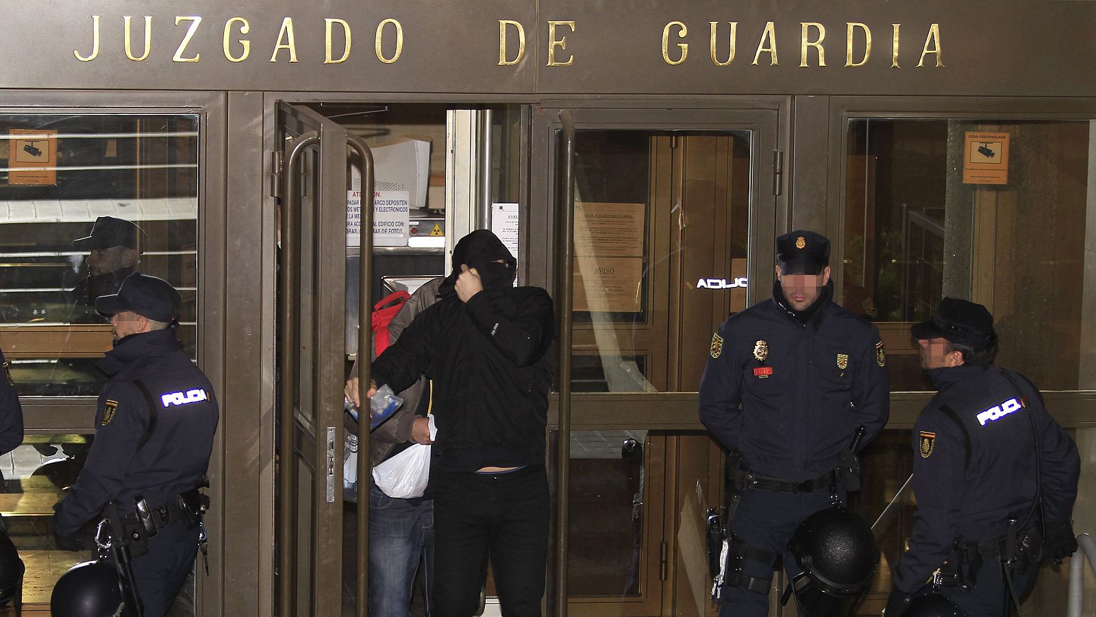 Salida de los juzgados de plaza de Castilla, en Madrid, de algunos de los 21 detenidos tras la reyerta