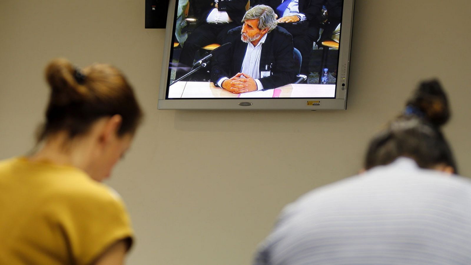 Varias periodistas siguen el juicio de las tarjetas en la Audiencia Nacional