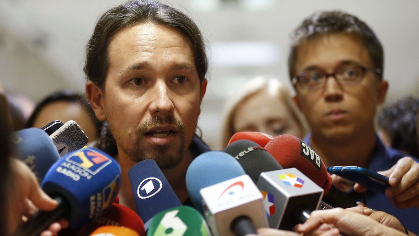 Pablo Iglesias atiende a los medios en el Congreso ante la mirada de Íñigo Errejón