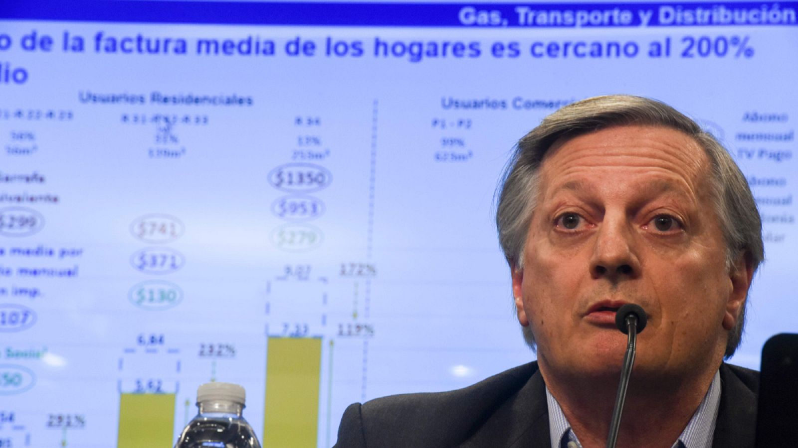 El ministro de Energía de Argentina, José Aranguren, anuncia las nuevas tarifas de gas en una rueda de prensa en el Ministerio de Finanzas en Buenos Aires