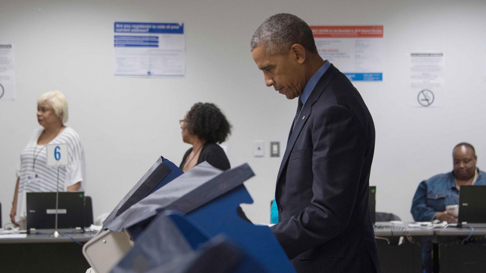 Imagen de Obama votando por adelantado en Chicago para las elecciones presidenciales de noviembre.