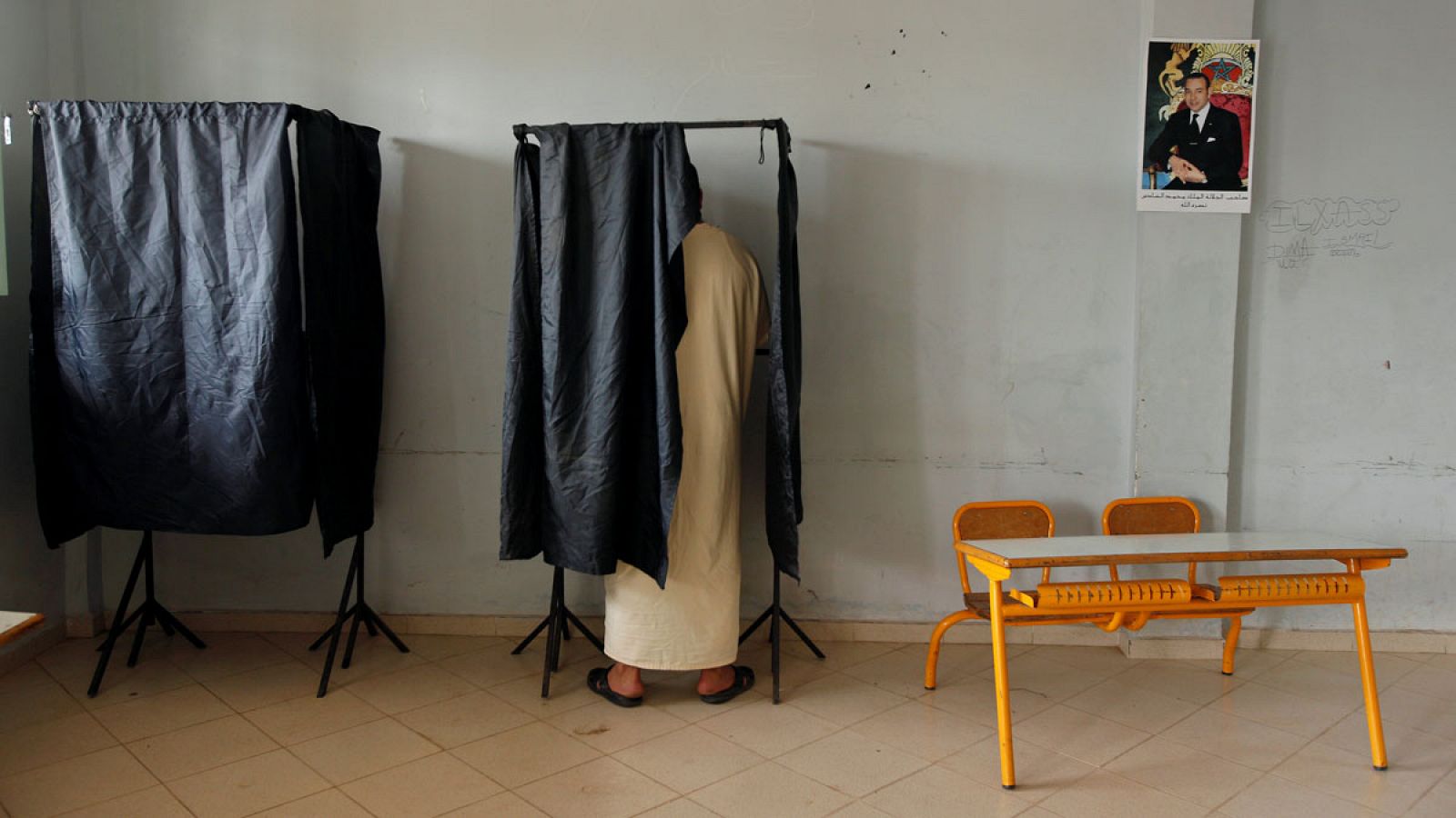 Un votante en una cabina de votación de un centro electoral en Rabat.