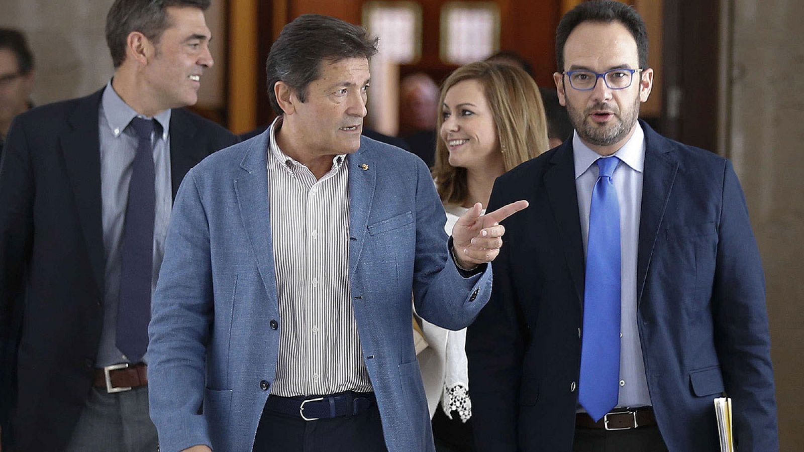 El presidente de la gestora del PSOE, Javier Fernández (c), conversa con el portavoz en el Congreso, Antonio Hernando