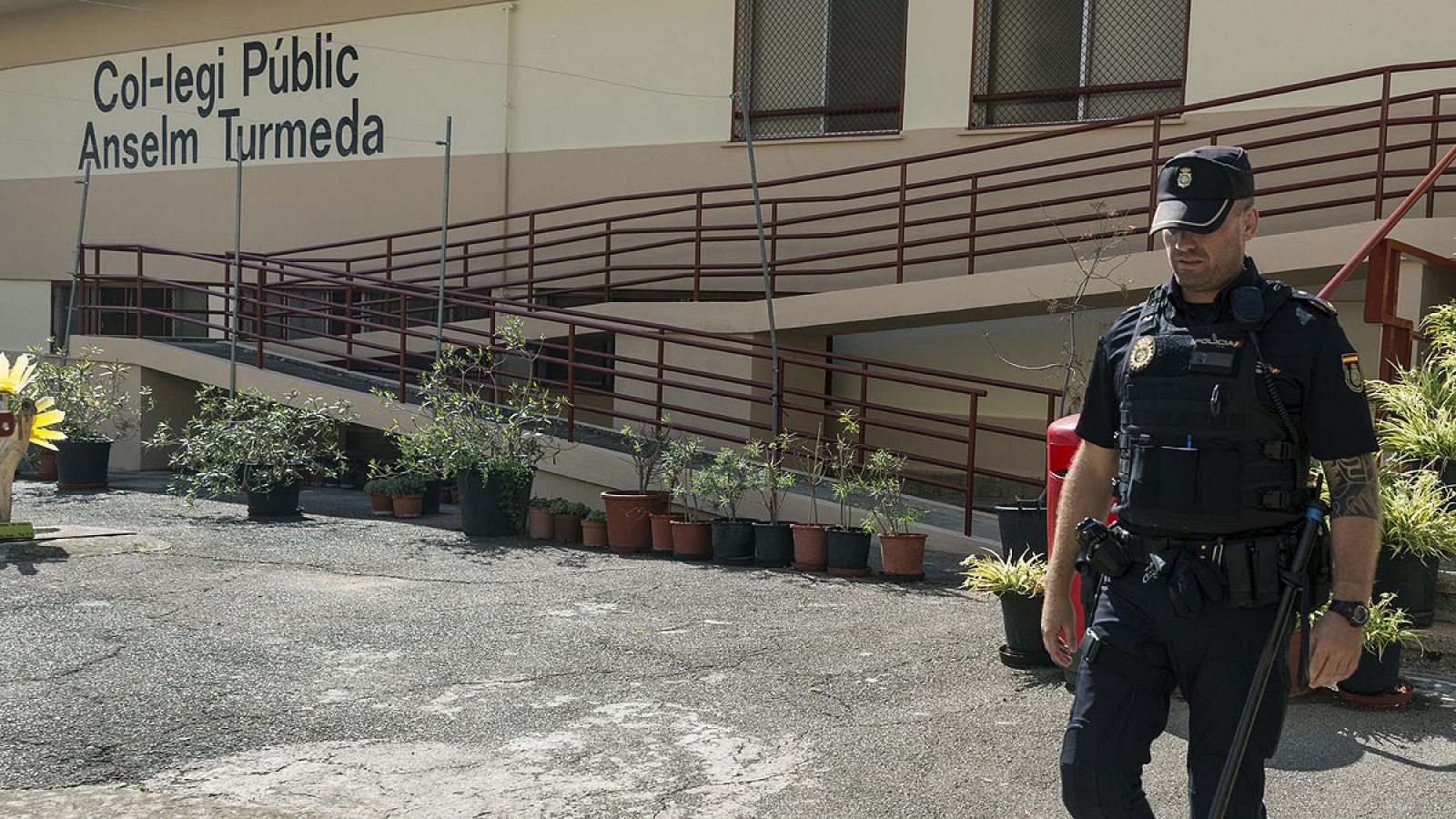 Un agente de policía en el colegio Son Roca donde fue agredida la menor