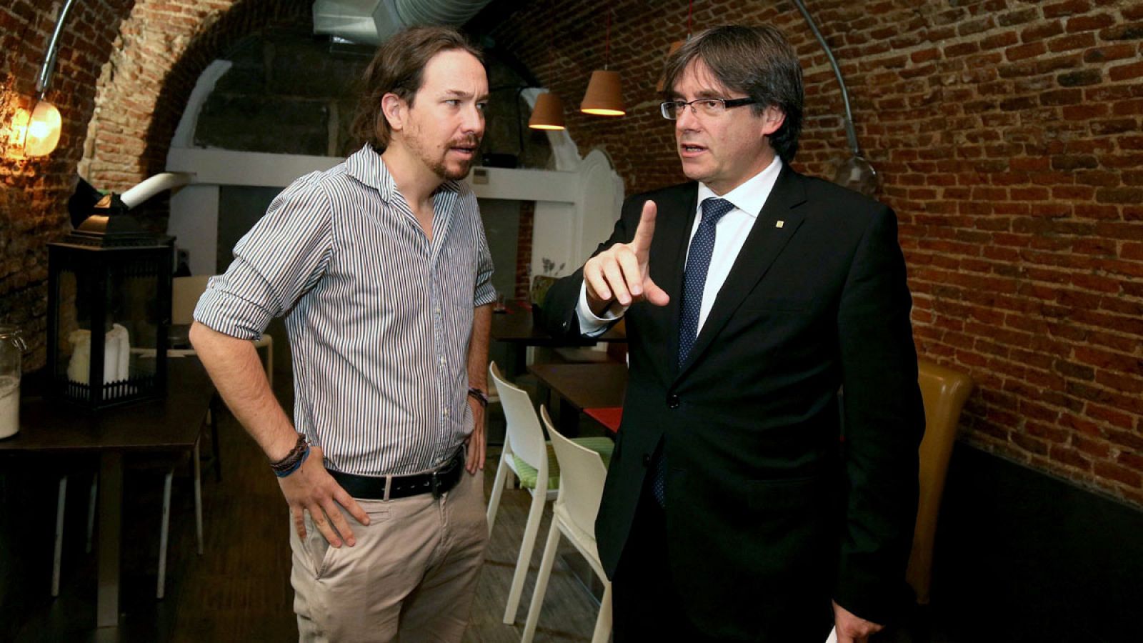 Carles Puigdemont junto al líder de Podemos, Pablo Iglesias, durante la reunión informal que ambos han mantenido en Madrid