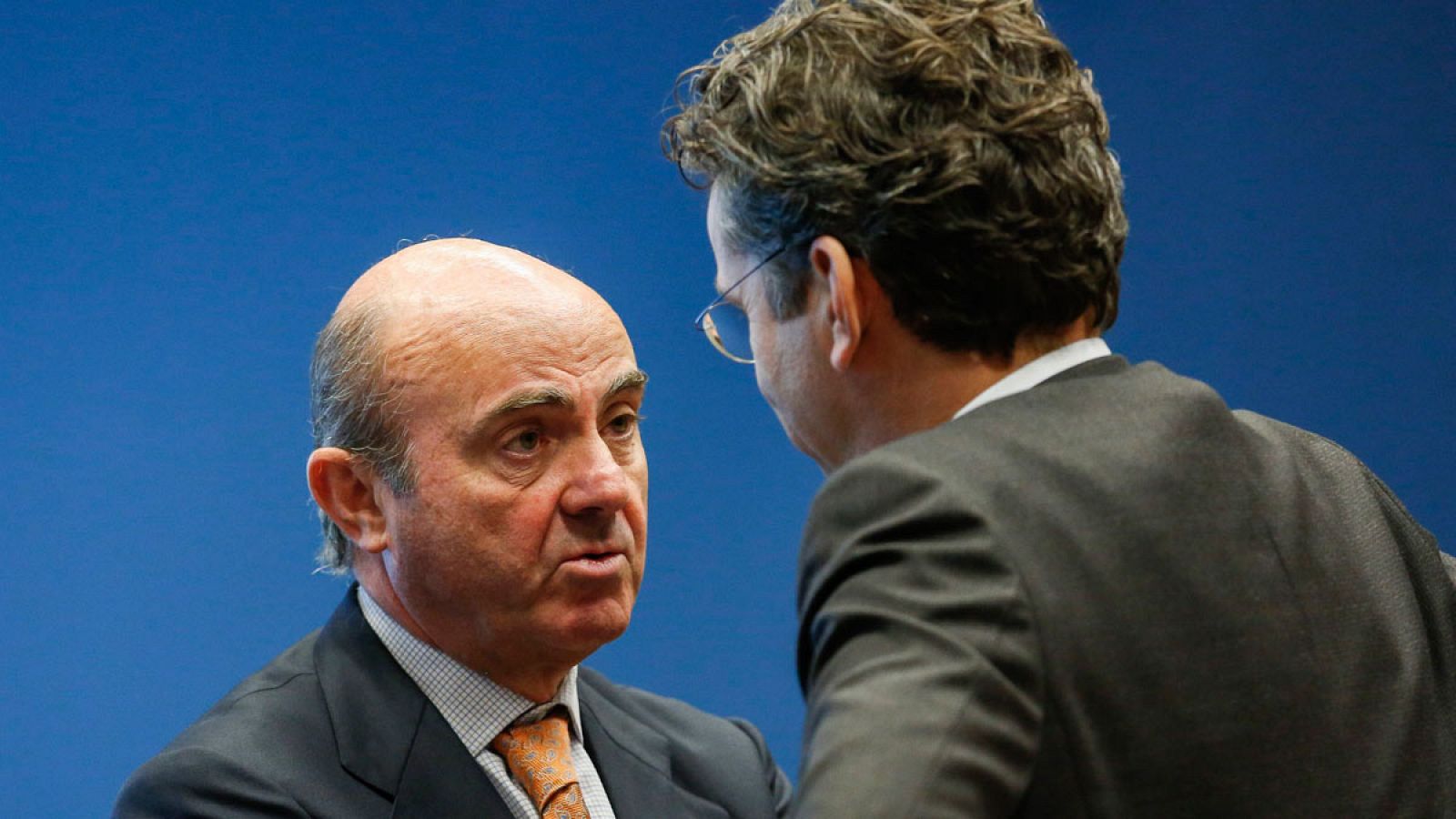 El ministro de Economía español, Luis de Guindos, habla con el presidente del Eurogrupo, Jeroen Dijsselbloem